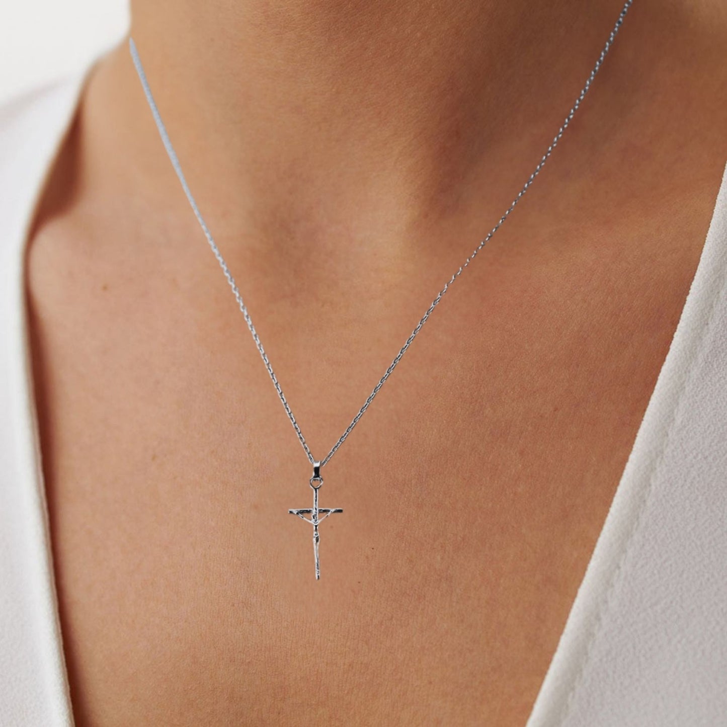 CrossNecklaceforWomenbyGingerLyneJesusontheCrossReligiousSterlingSilverPendantandChain_Silver-3