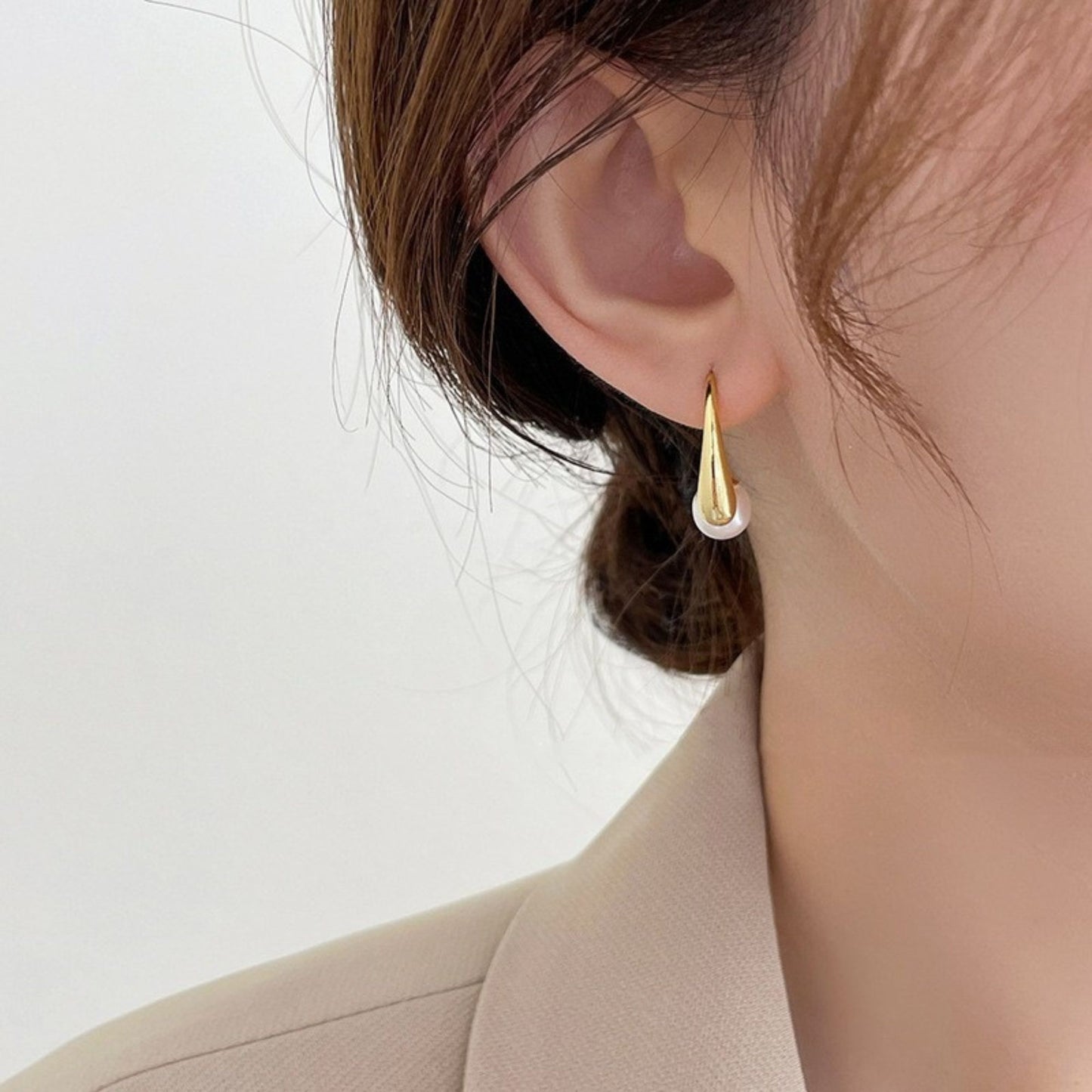 TeardropHookEarringsforWomenGoldStainlessSteelPearlBackforMultipleLookGingerLyneCollection_Gold-4