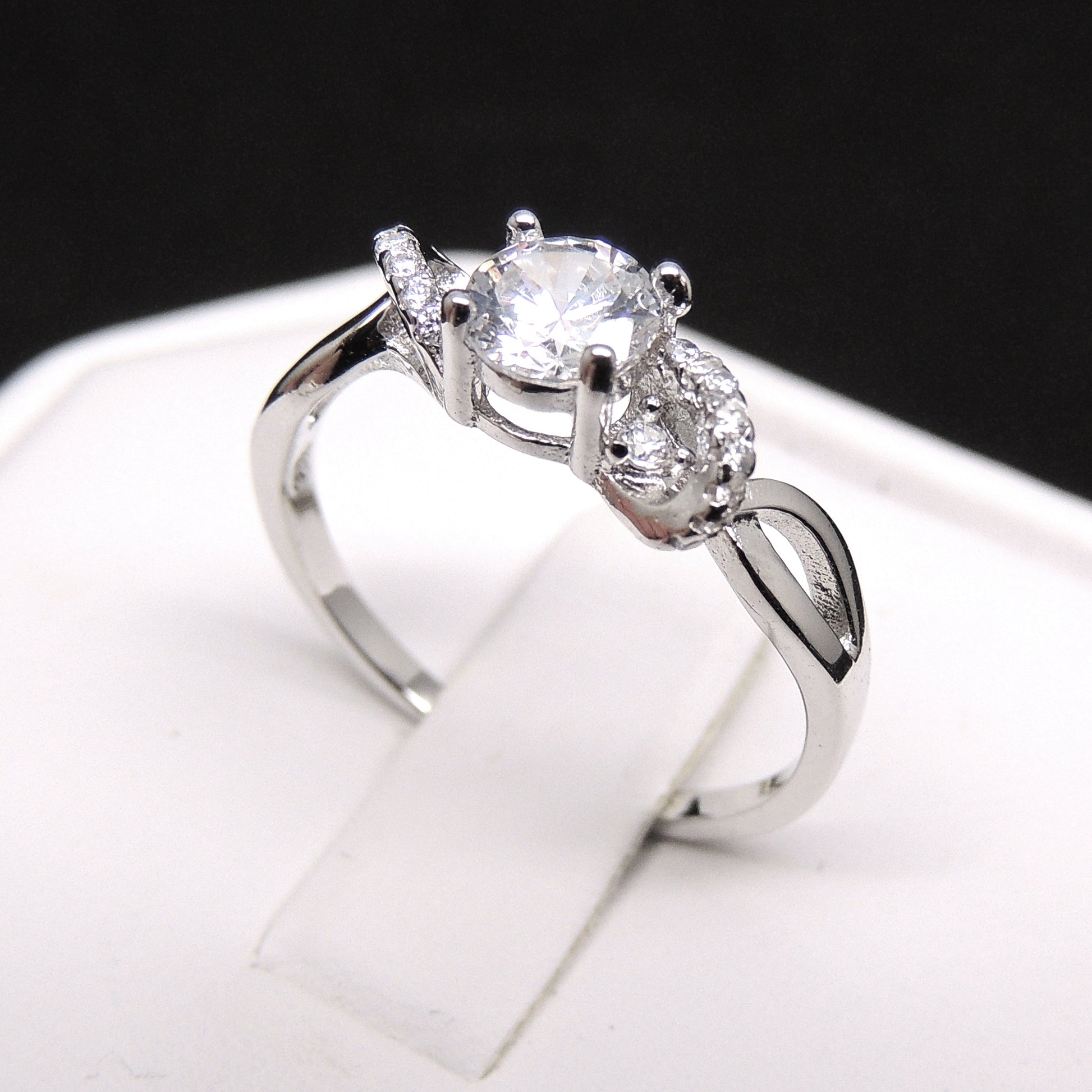 FerahEngagementRingforWomenCubicZirconiaSterlingTwistSettingLyneCollection_Silver-4