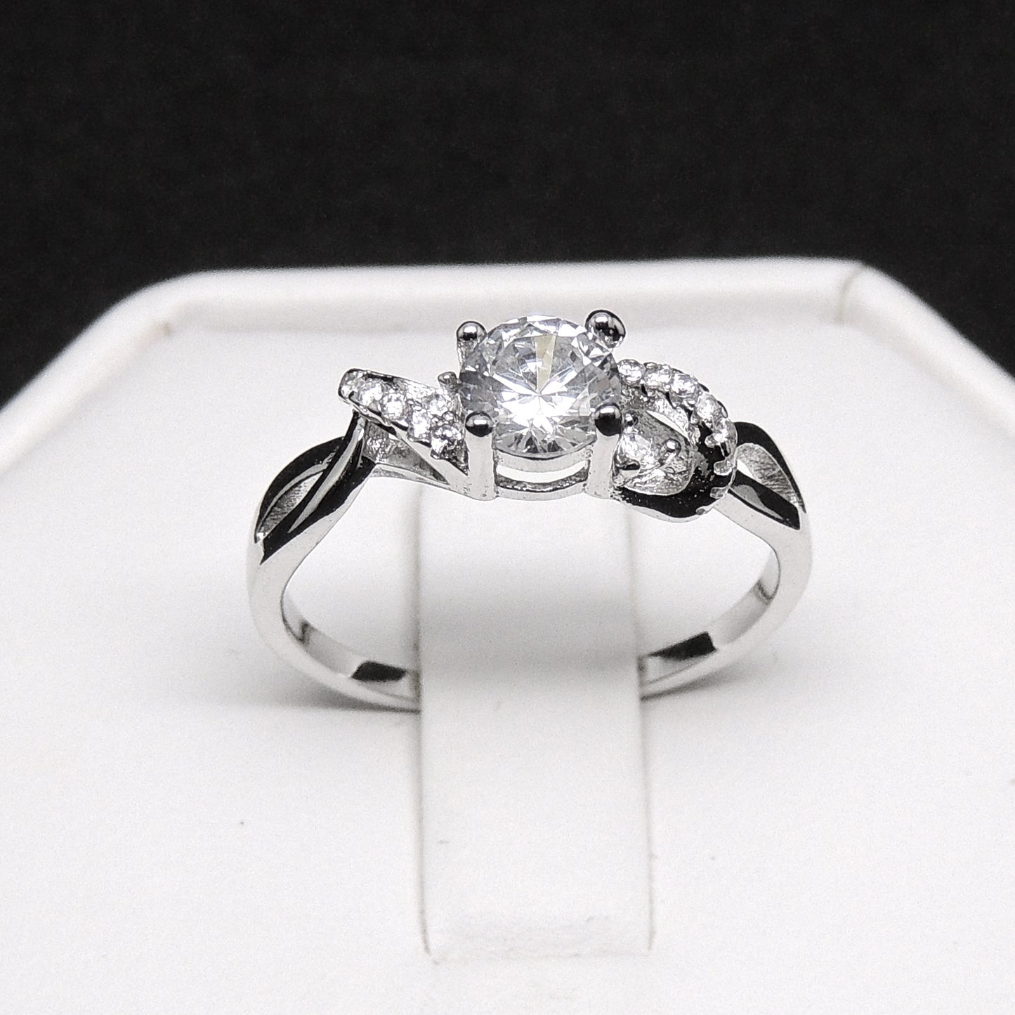 FerahEngagementRingforWomenCubicZirconiaSterlingTwistSettingLyneCollection_Silver-5